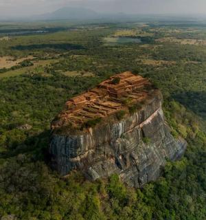 山顶建筑的鸟瞰图