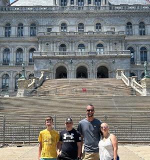 skupina lidí stojících před budovou