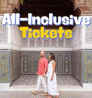 一名男子和一名女子站在一栋建筑物前