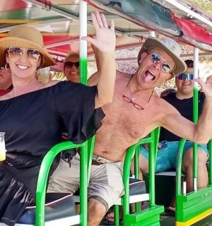 grupa ludzi jadąca autobusem