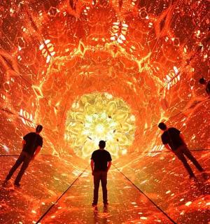 一群人站在隧道前