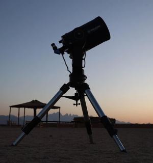 沙漠中架在三脚架上的相机