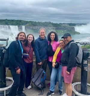 一群人站在瀑布前