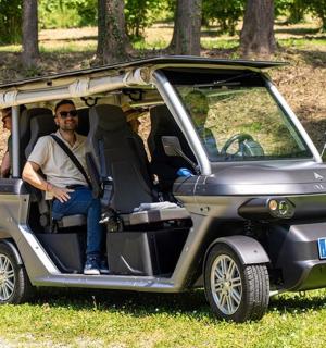 坐在高尔夫球车后座的一名男子