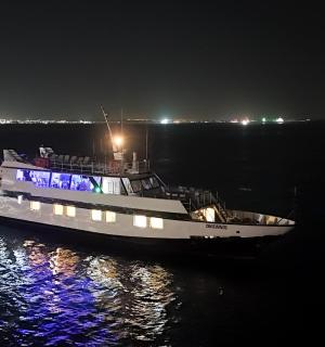 loď sedící ve vodě v noci