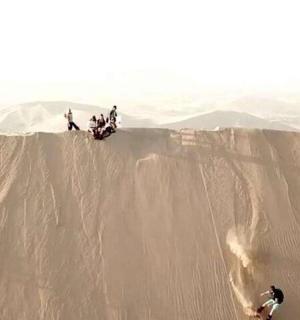 一群人站在沙山顶上