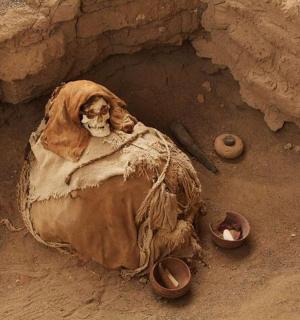 一个土洞,里面有一尊女性雕像