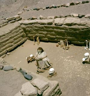 一名女子站在洞穴的水池中