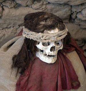 一个穿着红色连衣裙的骷髅小雕像