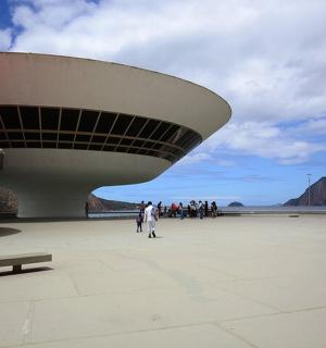 skupina lidí jdoucích před budovou