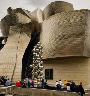 dav lidí stojících před budovou