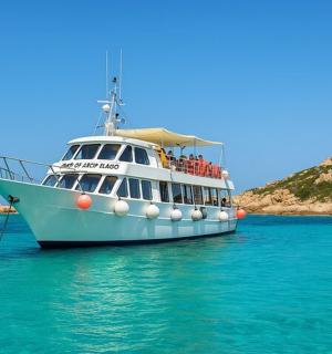 一艘船停在山边的水中