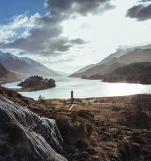 以群山为背景的湖景