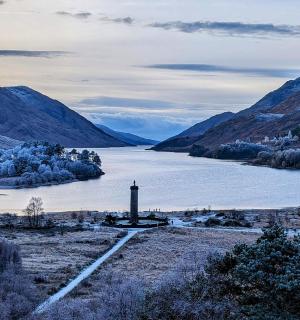 湖景,远处有灯塔和群山