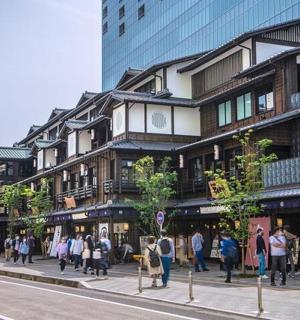 一群人在建筑物前行走