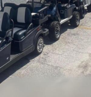 停车场里停着一排吉普拖车