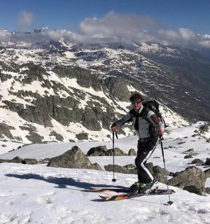 一名男子在白雪皑皑的山上滑雪
