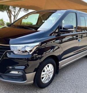 一辆黑色和银色的货车停在停车场