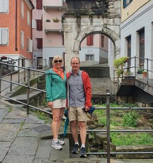 muž a žena stojící před budovou