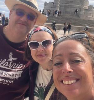 一男一女在纪念碑前合影