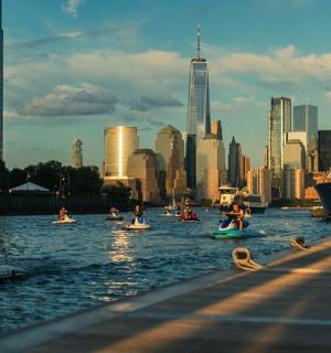 一群人在城市水域玩冲浪板