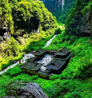 山边草山上的一组建筑