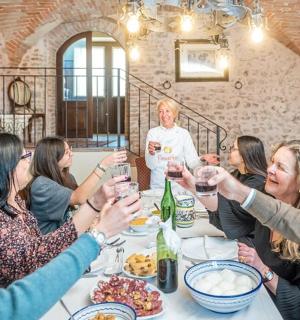 一群人围坐在桌旁喝酒