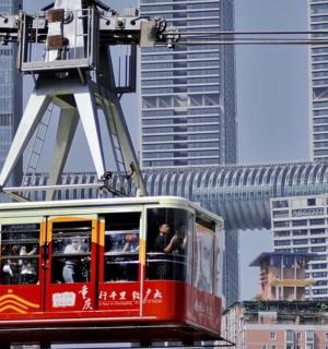 城市里高楼林立，一辆红色电车穿梭其中。