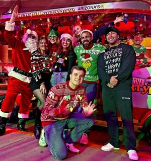 skupina lidí pózujících pro fotografii před autem