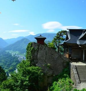 a small building on top of a mountain