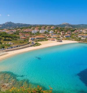 海滩与城市的鸟瞰图