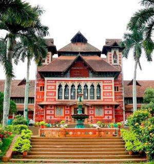 velká červená budova s fontánou před ní