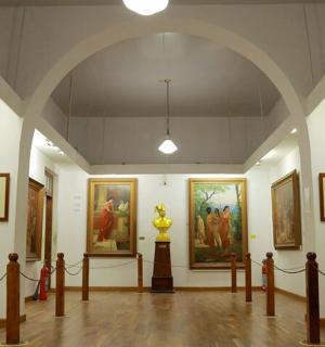 umělecká galerie s obrazy na stěnách