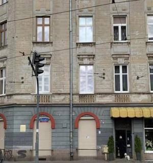 前面有交通灯的建筑物