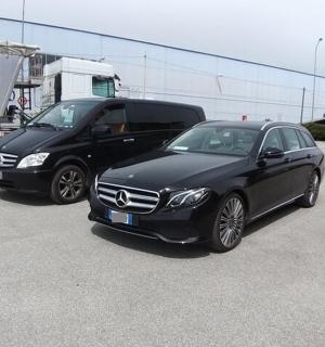 dvě černá auta zaparkovaná vedle nákladního auta