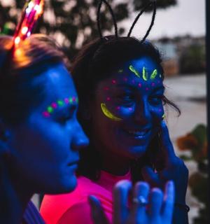 žena s modrou barvou na obličeji vedle panenky