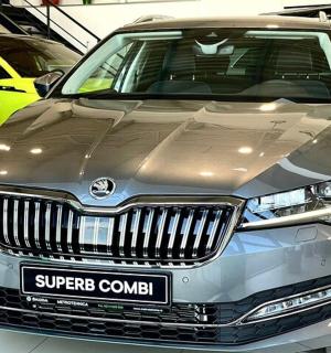 o mașină argintie este parcată într-un garaj