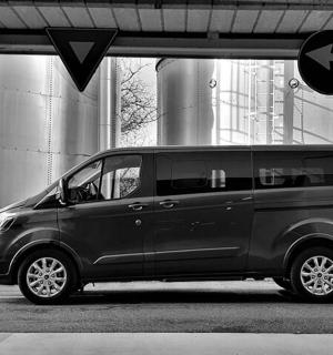 o dubă neagră este parcată sub un pod