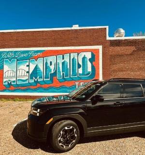 černé SUV zaparkované před budovou