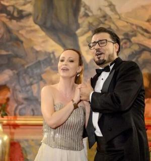 一男一女并排站着