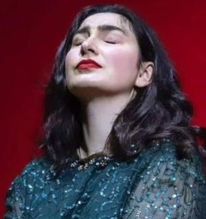 一位身穿蓝色连衣裙、闭着眼睛的女人