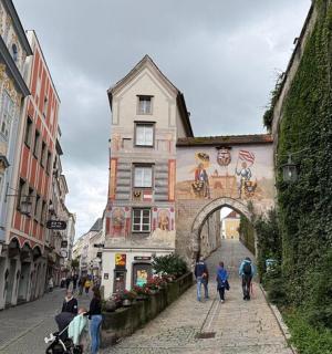 група людей, що йдуть вулицею з будівлями