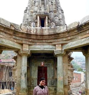 žena stojící před budovou