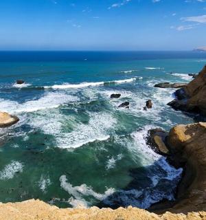 海洋鸟瞰图，水中有岩石