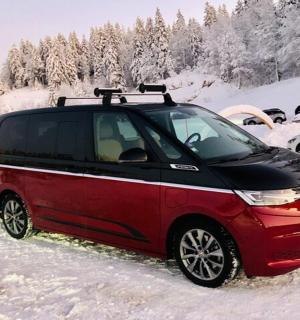 一辆红色小汽车停在雪地里