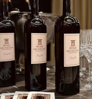 桌子上摆着三瓶酒,还有玻璃杯