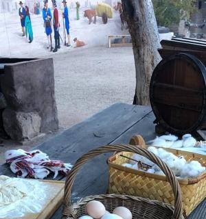 一张桌子上放着几篮鸡蛋和一个木桶