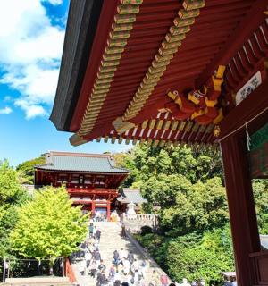 一群人在建筑物前行走