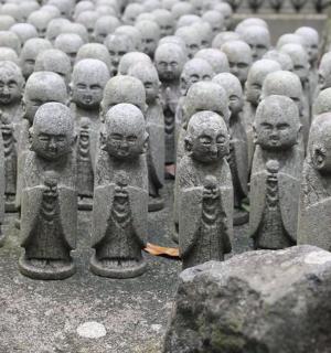 展览中的一堆人物雕像