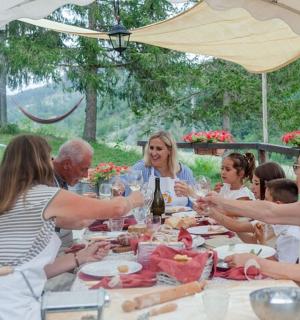 一群人围坐在桌旁吃饭